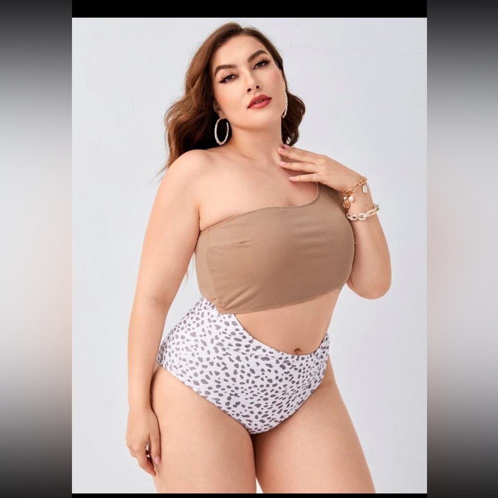 Bathing suit. One piece.